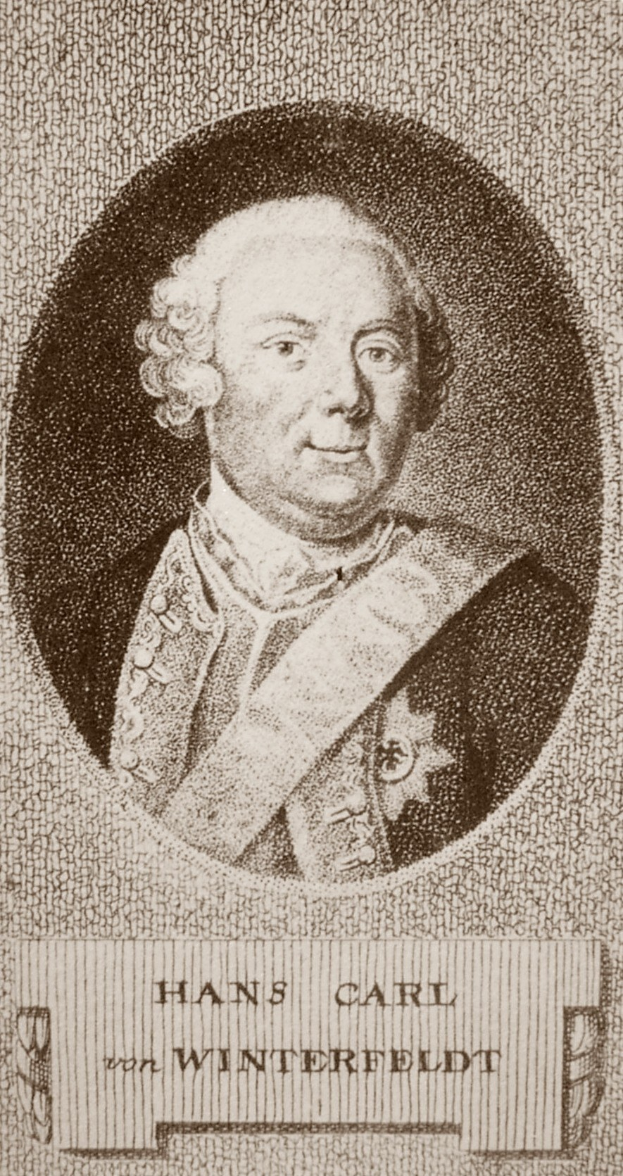 Schwarz-weiß-Portr├Ąt von Hans Carl von Winterfeldt, ein Mann mit ernstem Gesichtsausdruck, mit Text am unteren Rand des Bildes.