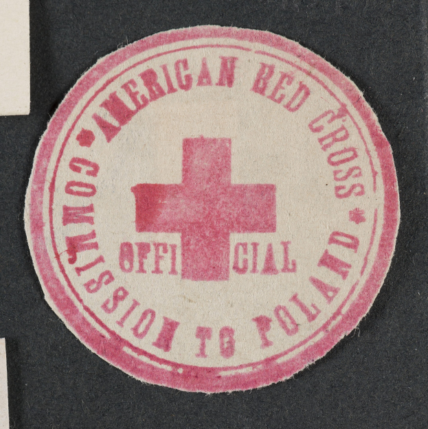 Rotes Kreuz auf schwarzem Hintergrund mit der Inschrift "American Red Cross Commission to Poland".