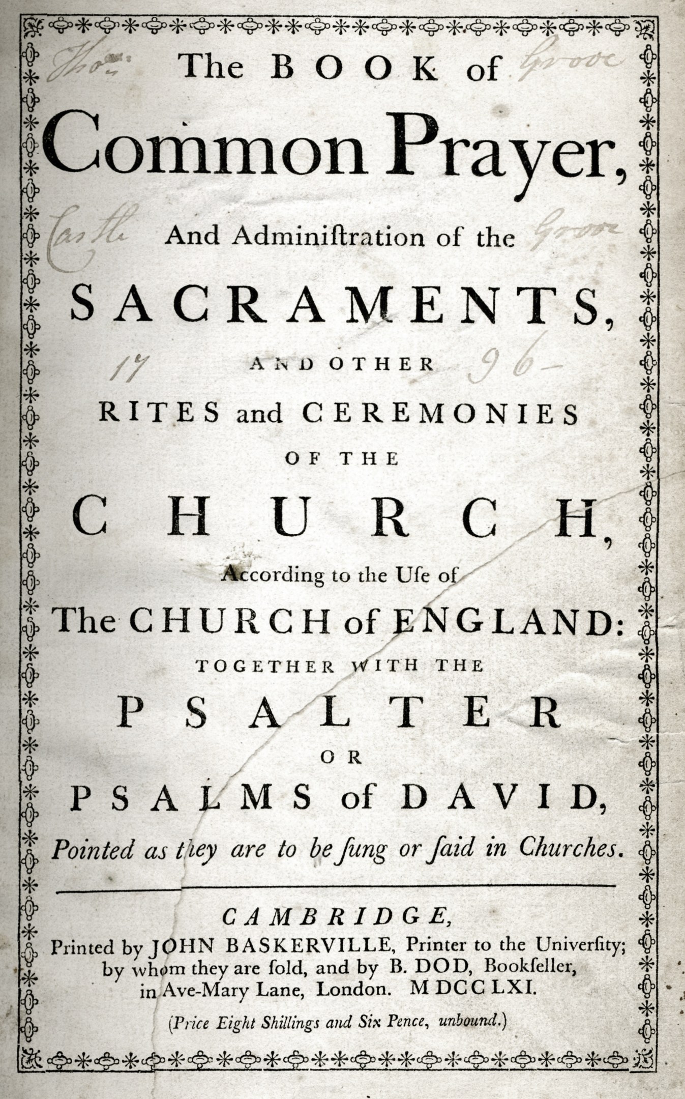 Ein altes, offenes Buch mit dem Titel "The Book of Common Prayer and Administration of the Sacraments, Rites and Ceremonies of the Church of England" mit sichtbarem schwarzem Text auf der Seite.