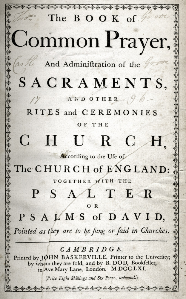 Ein altes, offenes Buch mit dem Titel "The Book of Common Prayer and Administration of the Sacraments, Rites and Ceremonies of the Church of England" mit sichtbarem schwarzem Text auf der Seite.