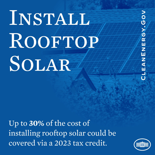 Plakat wirbt für einen 2023er Steuergutschrift von bis zu 30% der Kosten für die Dachsolaranlage, mit Bäumen und einem Gebäude mit Solarpaneelen im Hintergrund.