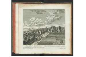Ein offenes Buch mit dem Titel "Landschaft des Rheinlands" aus dem Jahr 1805, das eine Zeichnung eines Dorfes mit Häusern, Bäumen, Hügeln und Wolken am Himmel zeigt.