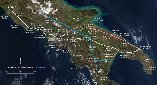 Blaue Linie auf einer Karte von Italien, die eine kreisförmige Zugroute von Rom zeigt, die durch beschriftete Städte und Ortschaften führt.
