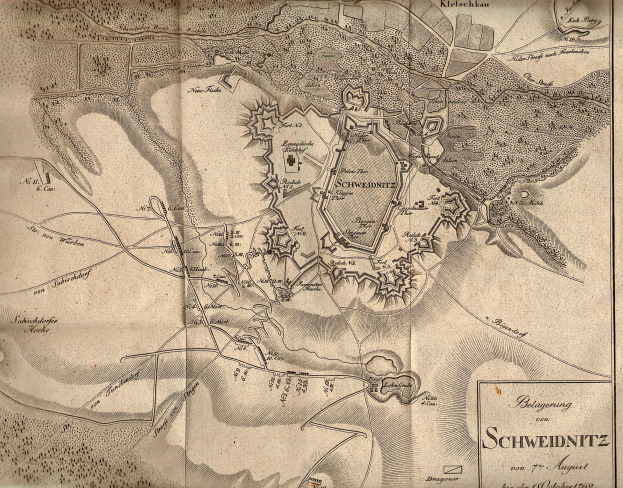 Detaillierte alte Karte von Schweidnitz, Deutschland, zeigt Straßen, Gebäude und Sehenswürdigkeiten mit Text zu Bevölkerung, Geschichte und Kultur.